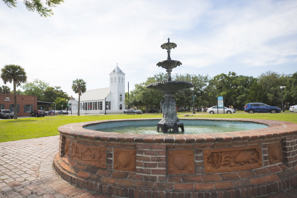 Fountain Park during Daytime with Christ Church in background